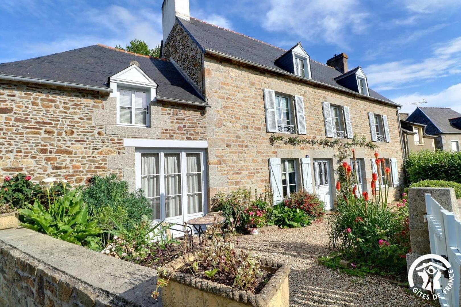 Le Jardin De Quercus Bed & Breakfast Bazouges-la-Pérouse Exterior photo
